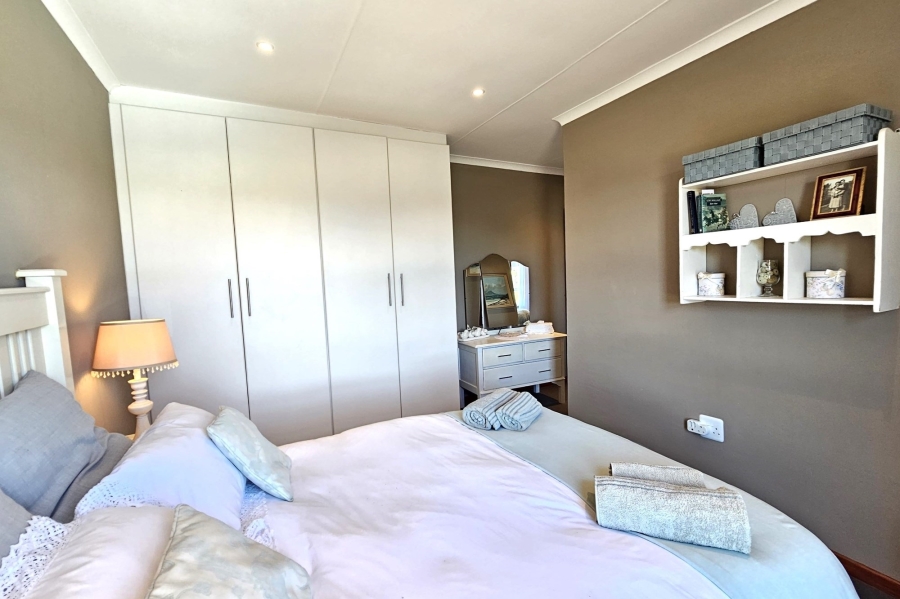 6 Bedroom Property for Sale in Paradise Beach Eastern Cape